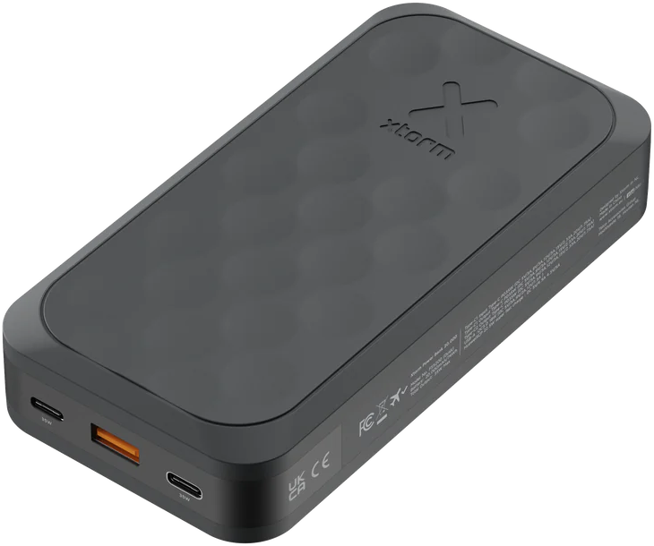 Schwarze Powerbank mit strukturierter Oberseite und orangefarbenem USB-Anschluss.
