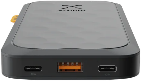 Graue Powerbank mit zwei USB-Anschlüssen, einem orangefarbenen USB-Anschluss und strukturierter Oberfläche.