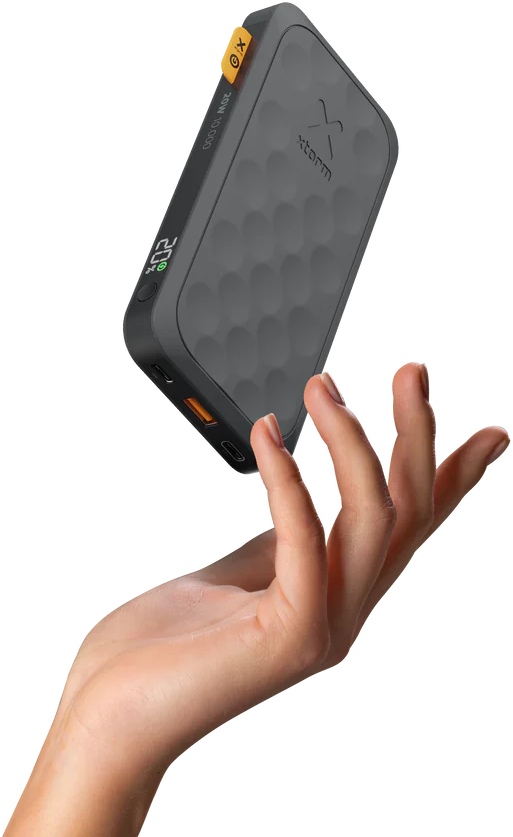 Eine dunkelgraue Powerbank, die in einer Hand gehalten wird und eine Digitalanzeige zeigt.