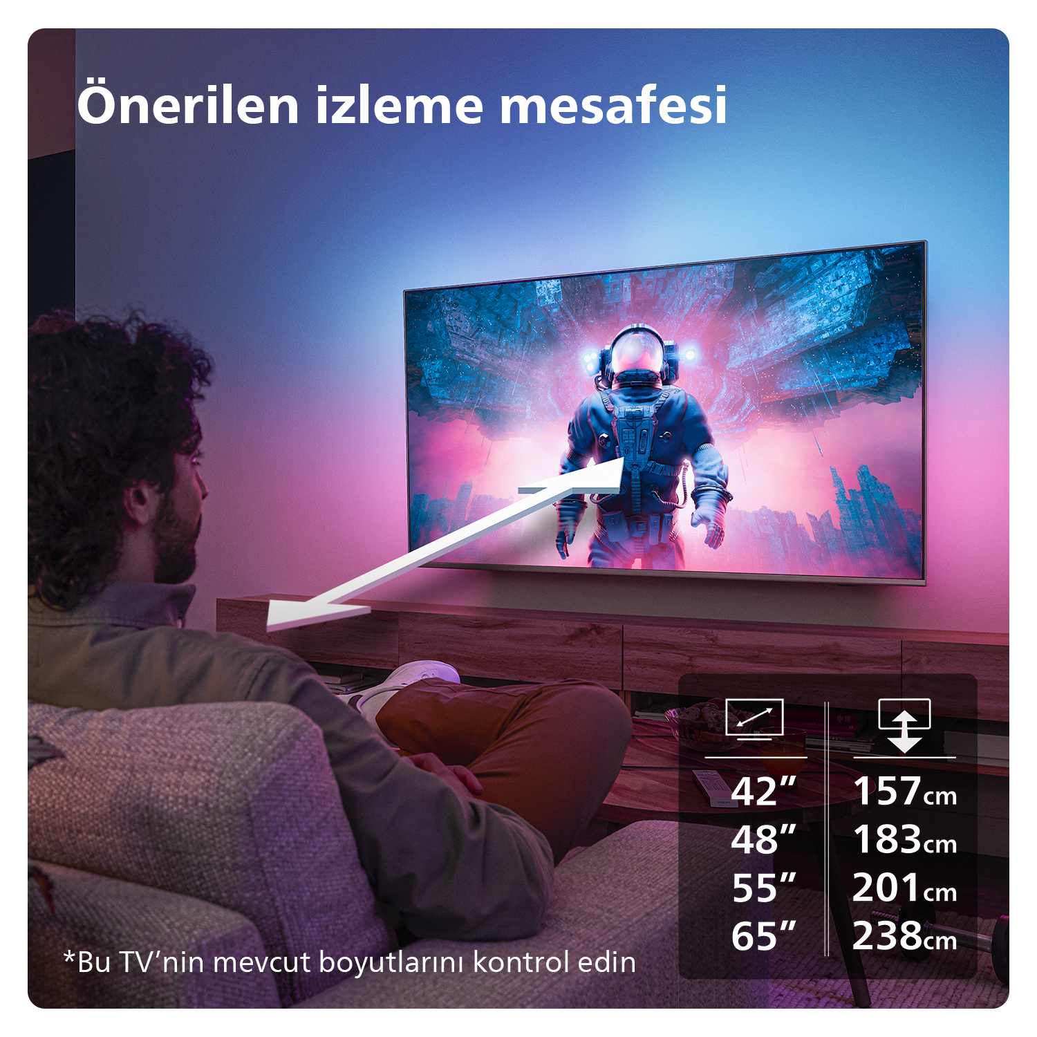 Adam, astronot görüntüsü olan TV izliyor, altında izleme mesafesi bilgileri var.