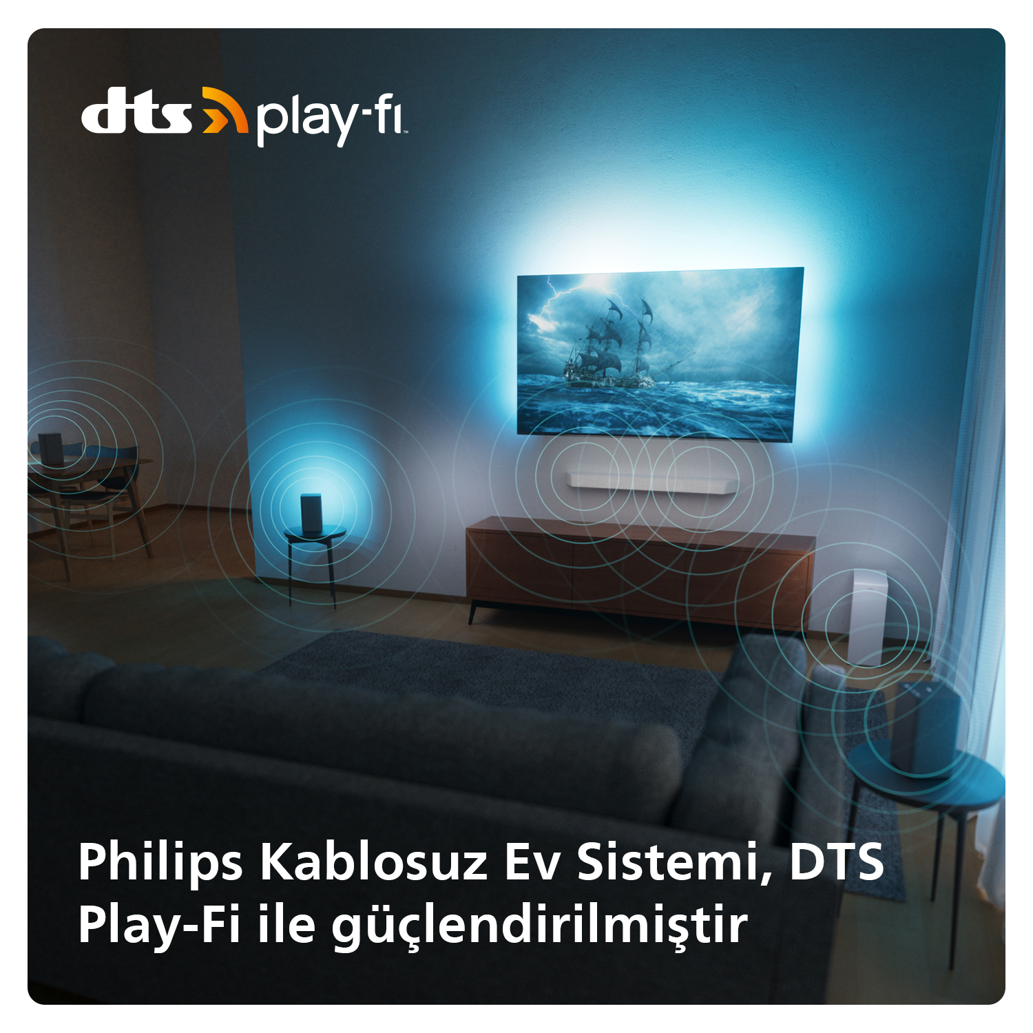 TV, hoparlörler ve bir kanepe ile bir oturma odası. TV bir deniz sahnesi gösteriyor, duvardaki ışıklar.
