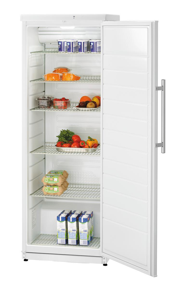Offener weißer Kühlschrank mit verschiedenen Lebensmitteln: Obst, Gemüse, Eier und verpackte Produkte. Die Tür ist rechts.