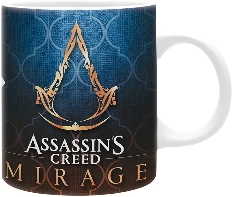 Fehér Assassin's Creed Mirage bögre. A design a játék logóját, egy arany emblémát és a játék címét tartalmazza egy átmenetes háttéren.