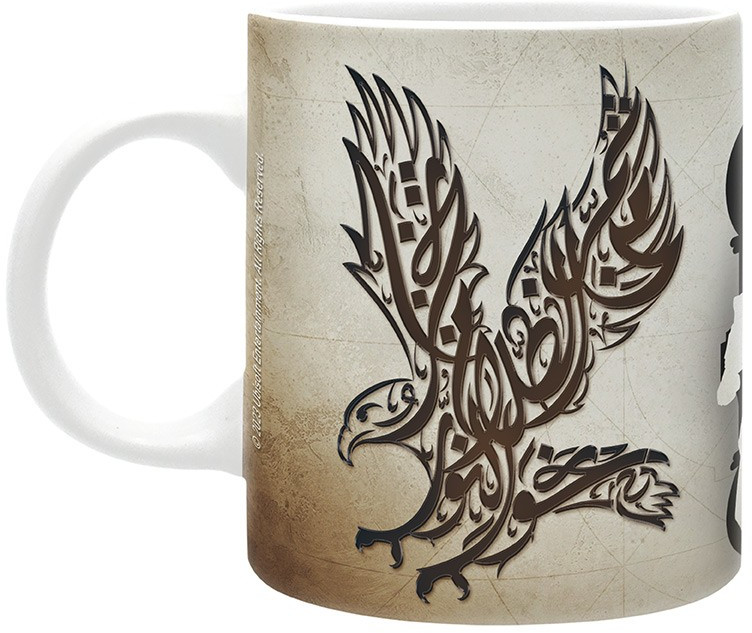 Fehér bögre fogantyúval. A bögrén barna sast ábrázoló design látható, arab kalligráfiával, bézs háttéren.