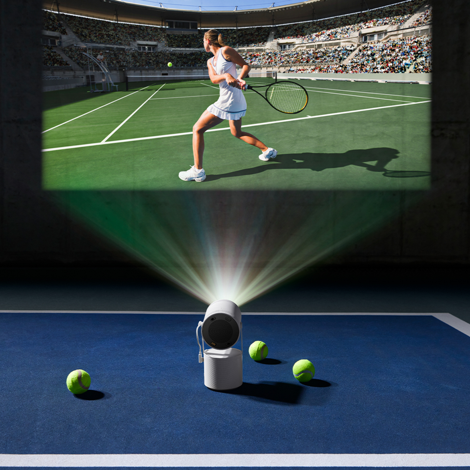 Een projector projecteert een tenniswedstrijd op een blauw oppervlak. Er liggen verschillende tennisballen op de grond.
