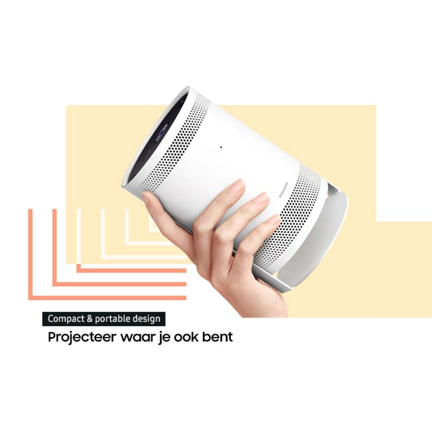 Een witte en zilveren cilindrische projector in een hand.