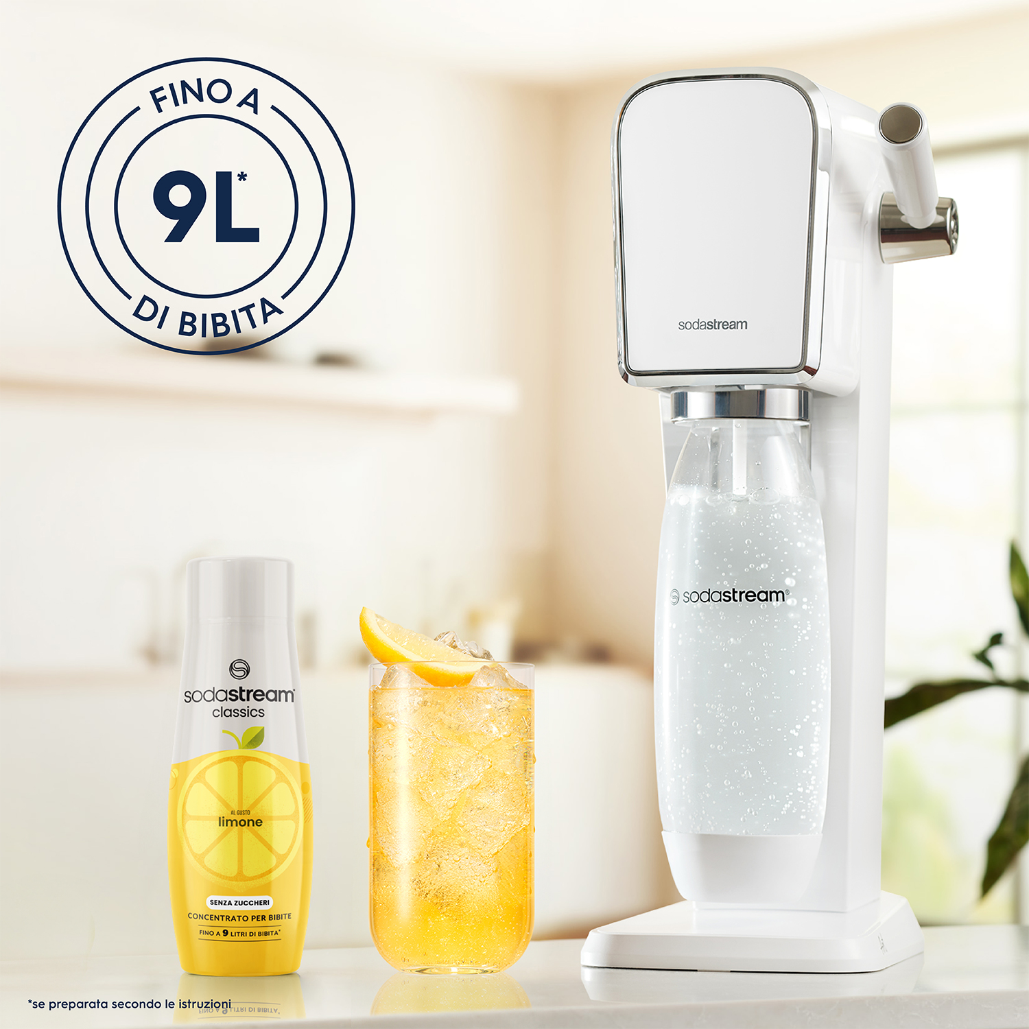 SodaStream con un bicchiere di limonata e una bottiglia di concentrato.