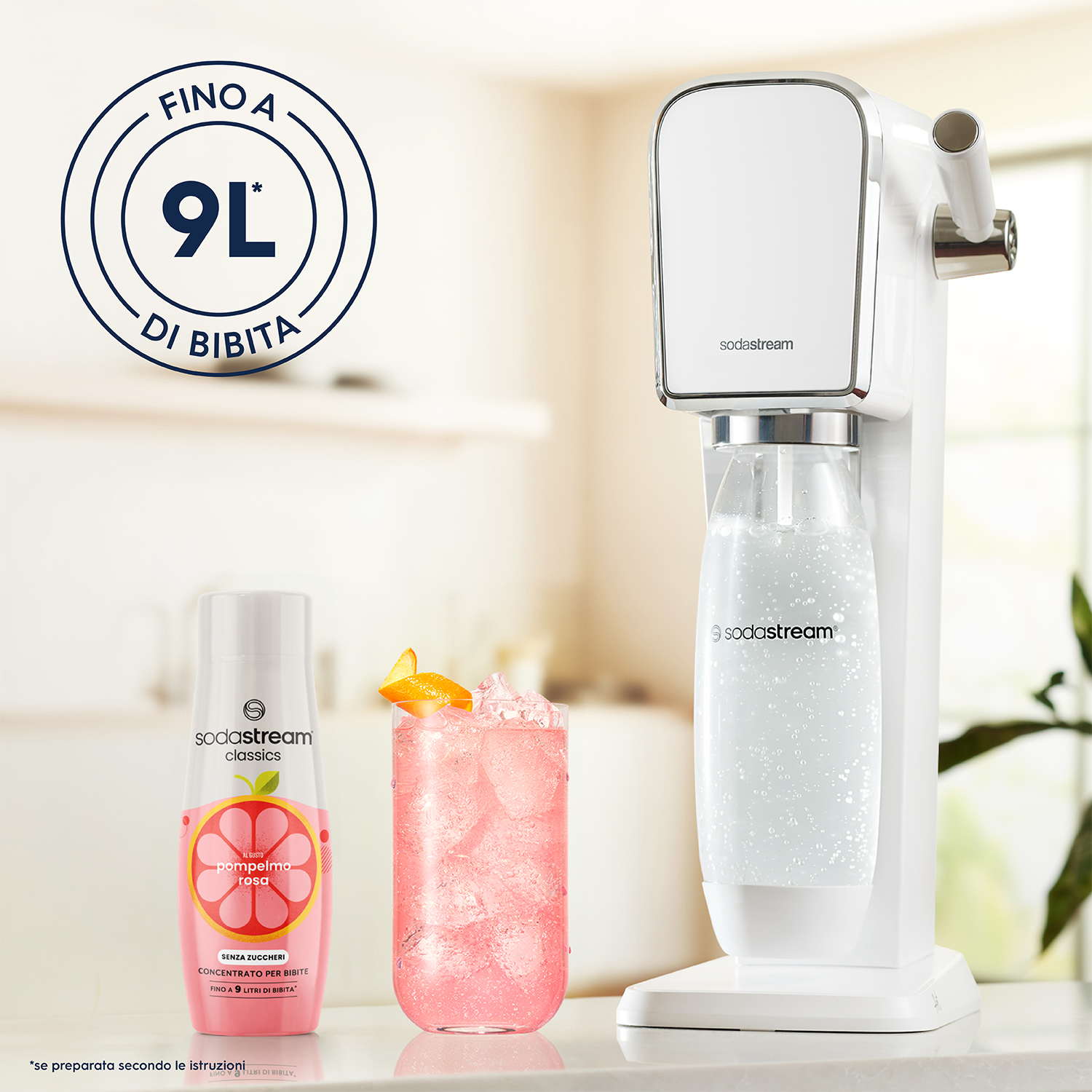 Un produttore di soda bianco con una bottiglia e un bicchiere di bevanda rosa con ghiaccio. Un cartello dice 9L di bevanda.
