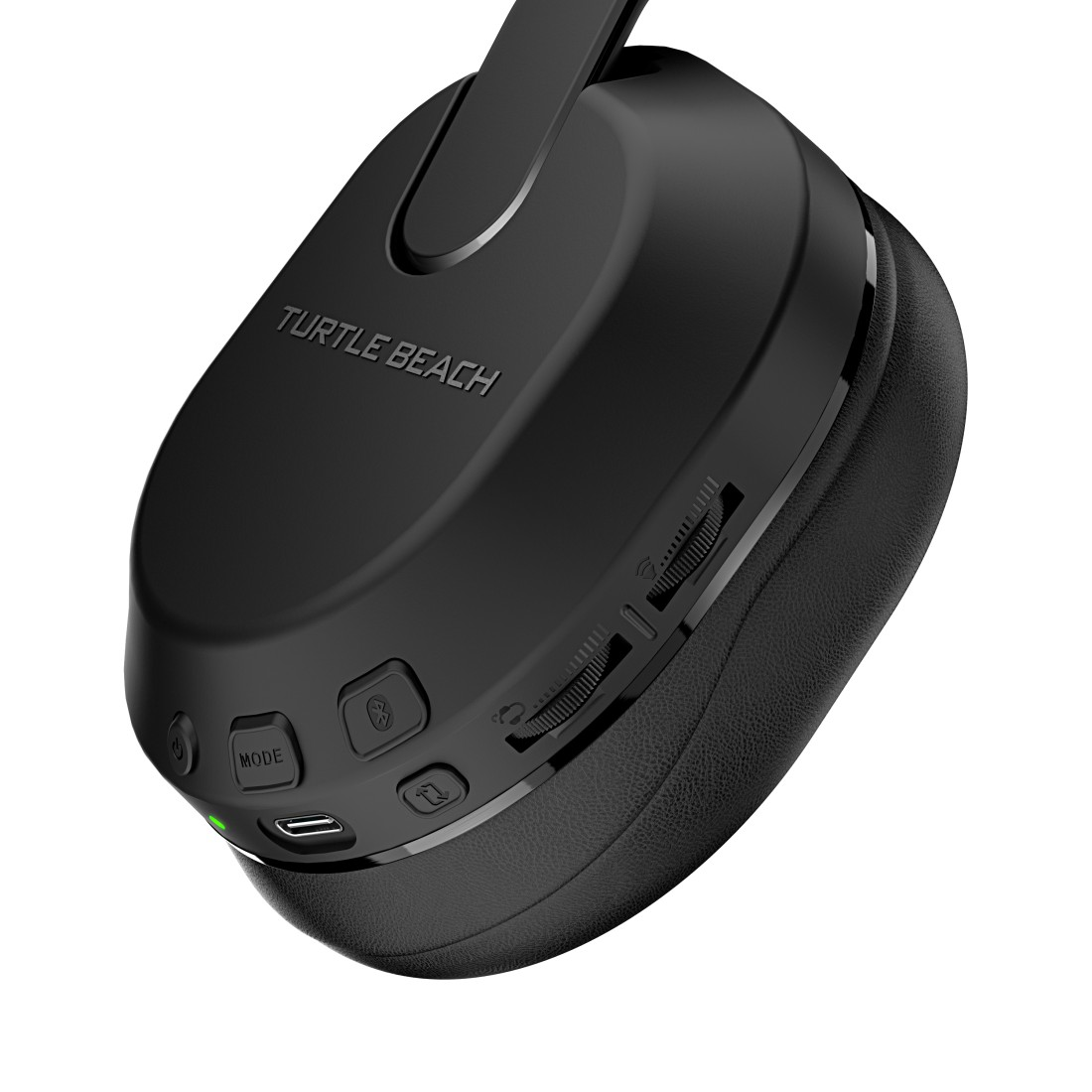 Nahaufnahme eines schwarzen Turtle Beach Headsets. Es hat Knöpfe und Lautstärkeregler am Ohrmuschel.