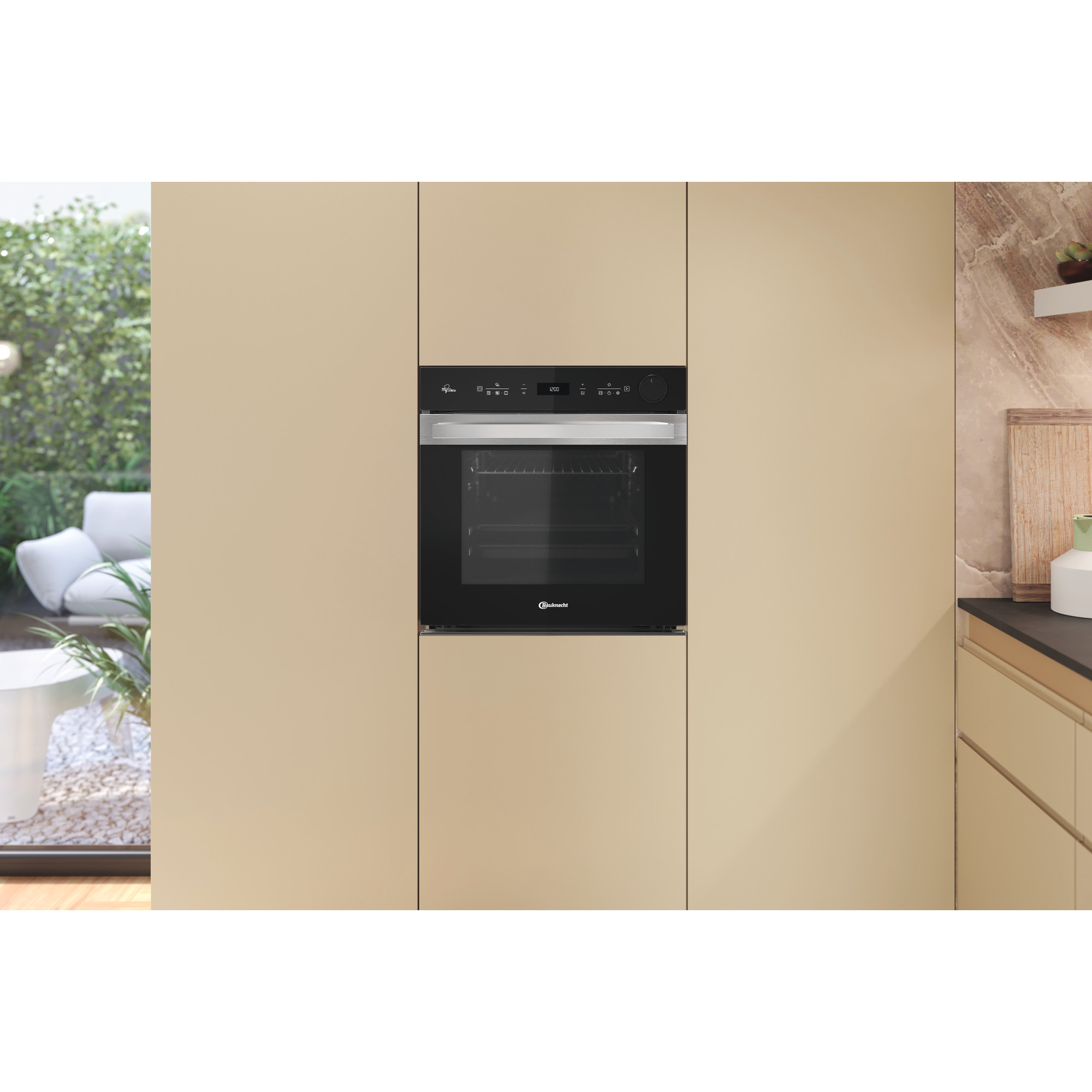 Einbau-Backofen in einer beigen Küche. Der Ofen ist schwarz mit Glastür und Digitalanzeige.