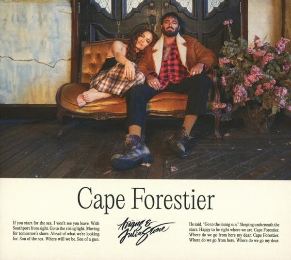 Paar sitzt auf einem Vintage-Sofa, mit Text 'Cape Forestier' und Liedtext, Blumen.
