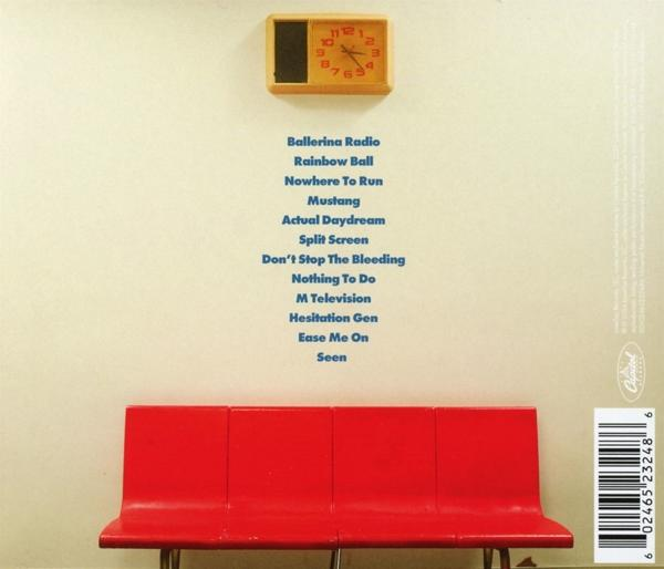 Raum mit roter Bank, Uhr an der Wand und Songtiteln.