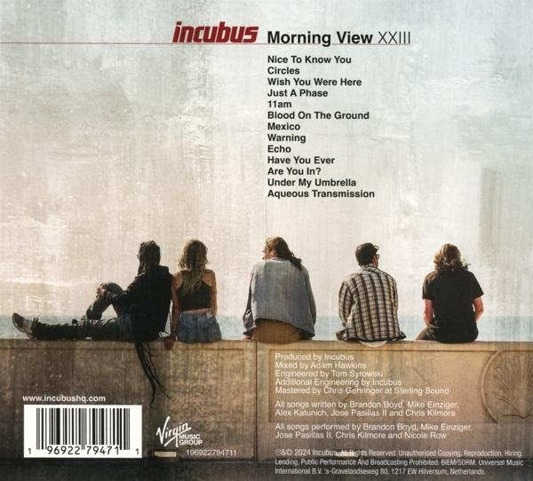 Albumcover mit Text und Bandfoto. Der Text listet Songtitel auf.