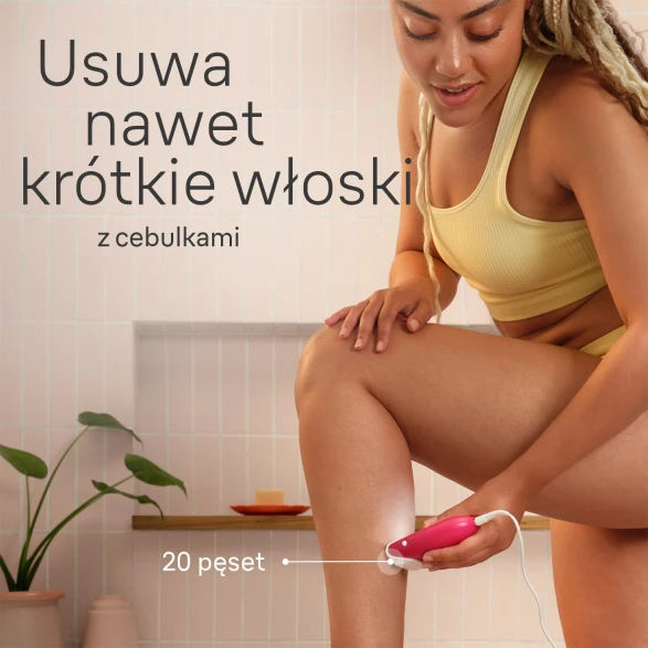 Kobieta używająca depilatora na nodze. Różowe urządzenie, rośliny, łazienka. Tekst: usuwa krótkie włoski.