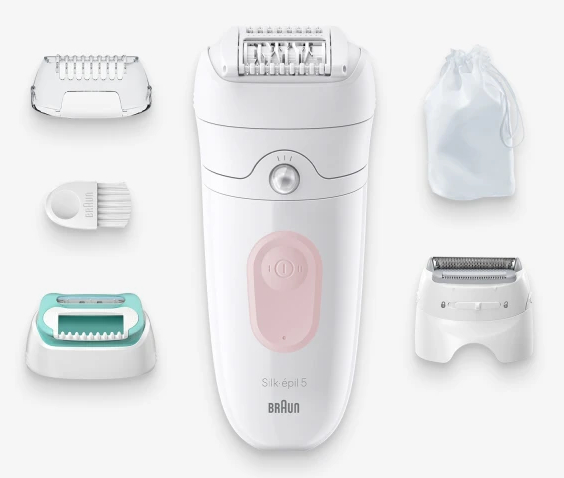 Biały depilator elektryczny, z nasadkami i małym białym woreczkiem.