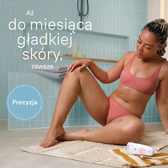 Kobieta w majtkach od bikini goli nogę depilatorem w łazience. Obecny jest tekst w języku polskim.