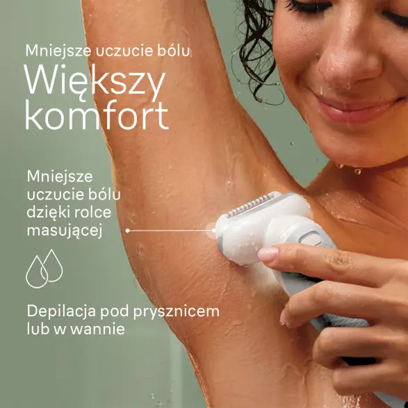 Kobieta używa depilatora Braun pod pachą pod prysznicem. Ściany prysznica są wyłożone kafelkami.