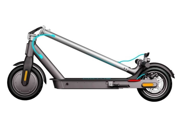 Szara hulajnoga elektryczna na białym tle. Ma niebieskie kable i czarne koła.