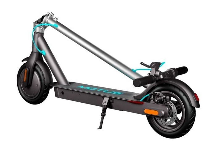 Szary skuter elektryczny. Ma czarne koła i srebrną kierownicę. Skuter jest na białym tle.