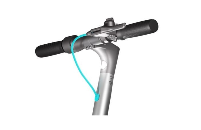 Zbliżenie kierownicy hulajnogi elektrycznej, z niebieskim kablem i czarnymi uchwytami.