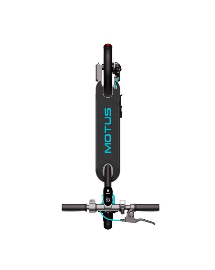 Widok z góry na hulajnogę elektryczną z czarnym podestem i napisem MOTUS w kolorze niebieskim.