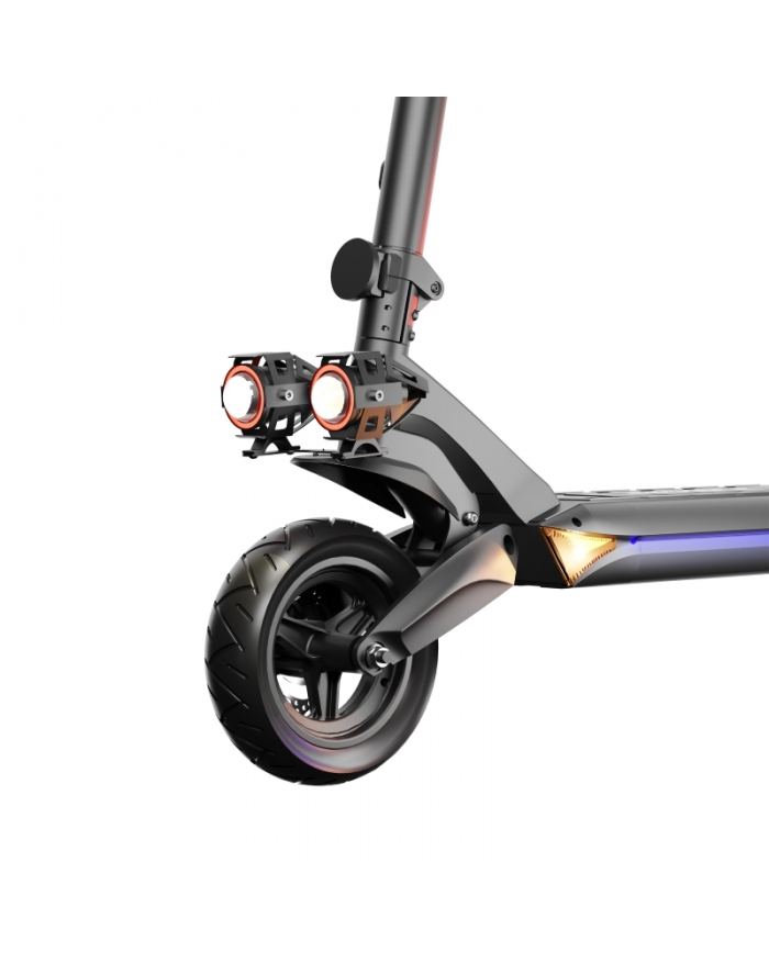 Czarno-szara hulajnoga elektryczna, widok z przodu, białe tło.