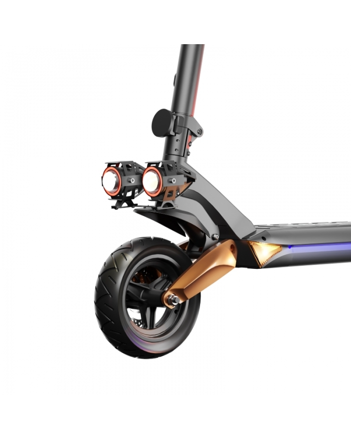 Przód skutera. Podwójne reflektory, przednie koło i złote akcenty. Izolowany na białym tle.