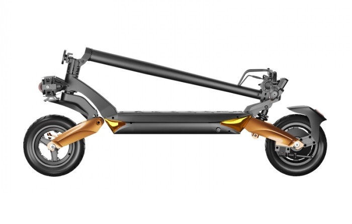 Widok z boku czarnej i złotej hulajnogi elektrycznej, na białym tle.