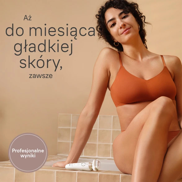 Kobieta w brązowym biustonoszu i bieliźnie, siedząca. Tekst i produkt pokazany. Beżowe tło.