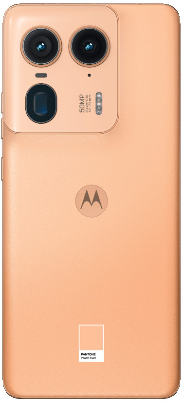 Różowy telefon Motorola. Ma trzy aparaty, logo Motorola i próbnik kolorów Pantone dla Peach Fuzz.