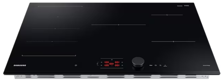 Czarna płyta indukcyjna. Widoczne pięć pól grzejnych, z panelem sterowania z pokrętłem i wyświetlaczem.