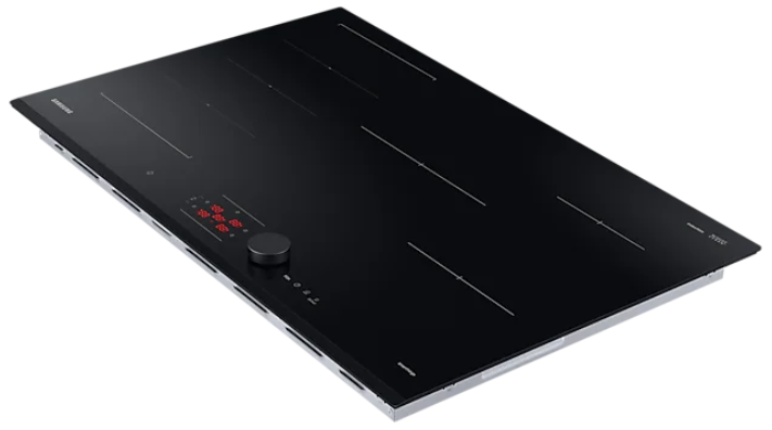 Czarna płyta indukcyjna z cyfrowym wyświetlaczem i pokrętłem, widok z boku.