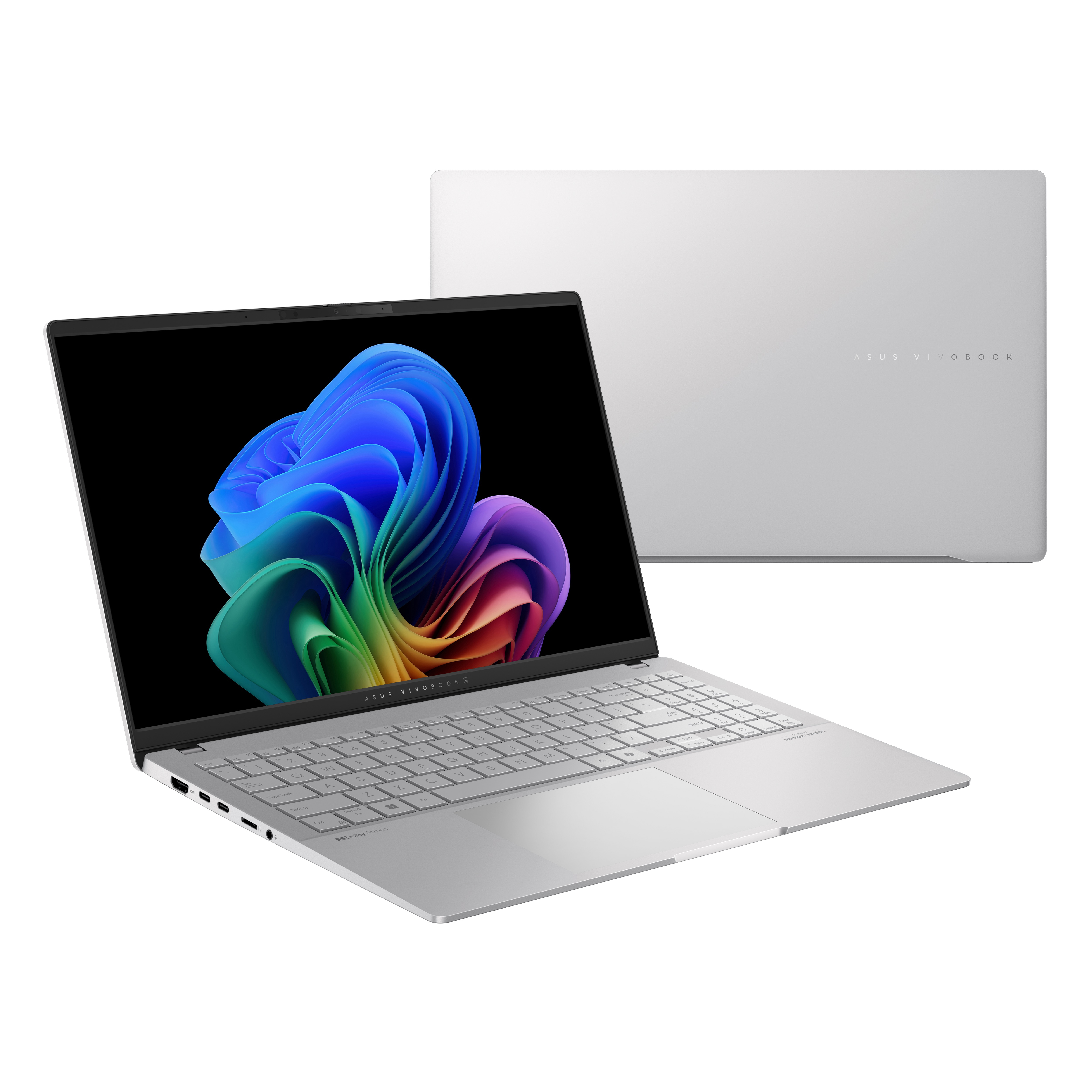 Ein silberner Laptop, geöffnet, mit einem farbenfrohen abstrakten Design auf dem Bildschirm, vor weißem Hintergrund.