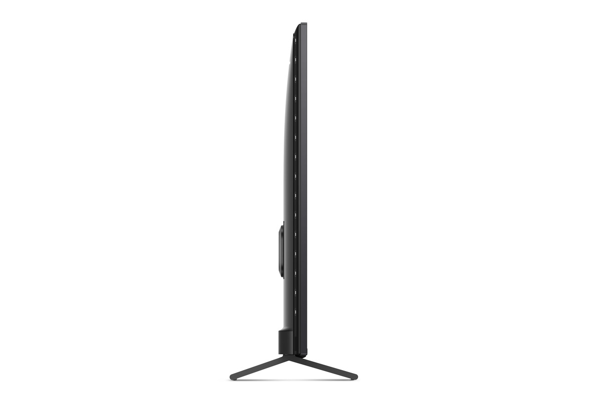 İnce bir stand ve beyaz bir arka plan ile siyah bir TV'nin yan görünümü.
