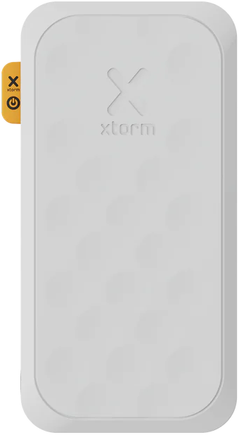 Weiße Powerbank mit orangefarbenem Einschaltknopf. Der Markenname ist xtorm.
