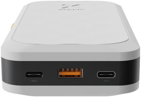 Eine weiß-schwarze Powerbank mit Ladeanschlüssen. Die Anschlüsse sind sichtbar.