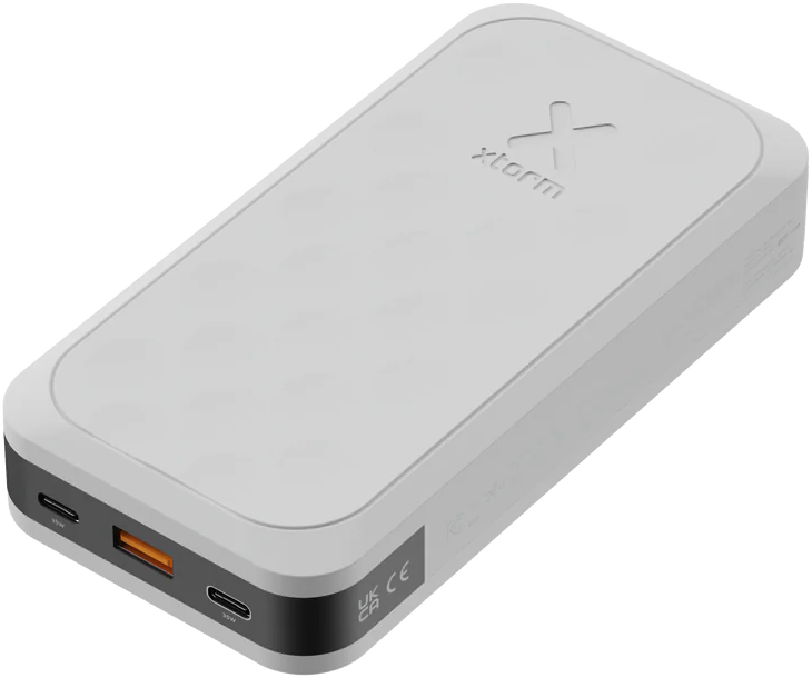 Weiß-graue Powerbank mit USB- und USB-C-Anschlüssen. Schwarzer Rahmen um das Gerät.