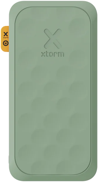 Eine grüne X-Storm Powerbank mit gelbem Power-Knopf und einer welligen Oberfläche.