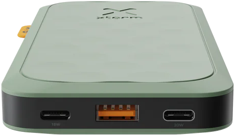 Eine grüne Powerbank mit USB- und USB-C-Anschlüssen. Der Hintergrund ist schwarz.