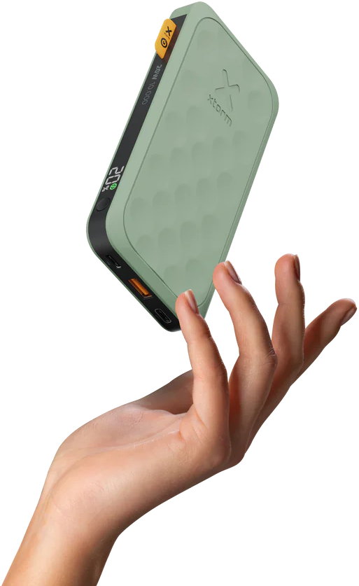 Hand, die eine grüne und schwarze Powerbank hält.