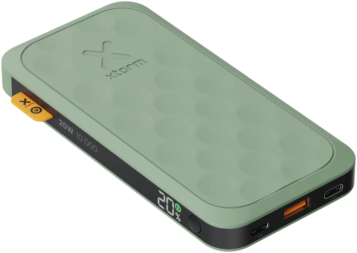 Eine grüne Powerbank mit dem Markennamen Xtom und einer Digitalanzeige mit 20 %.