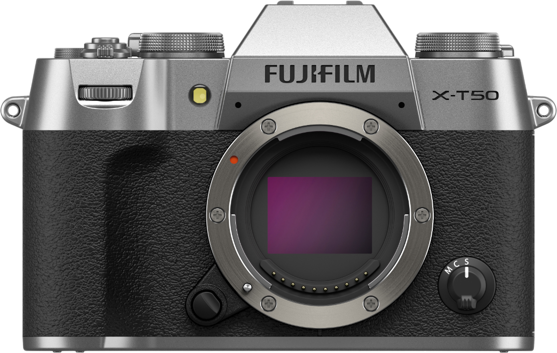 Silberne Fujifilm X-T50 Kamera mit schwarzem Griff. Objektiv und Bedienelemente auf schwarzem Grund.