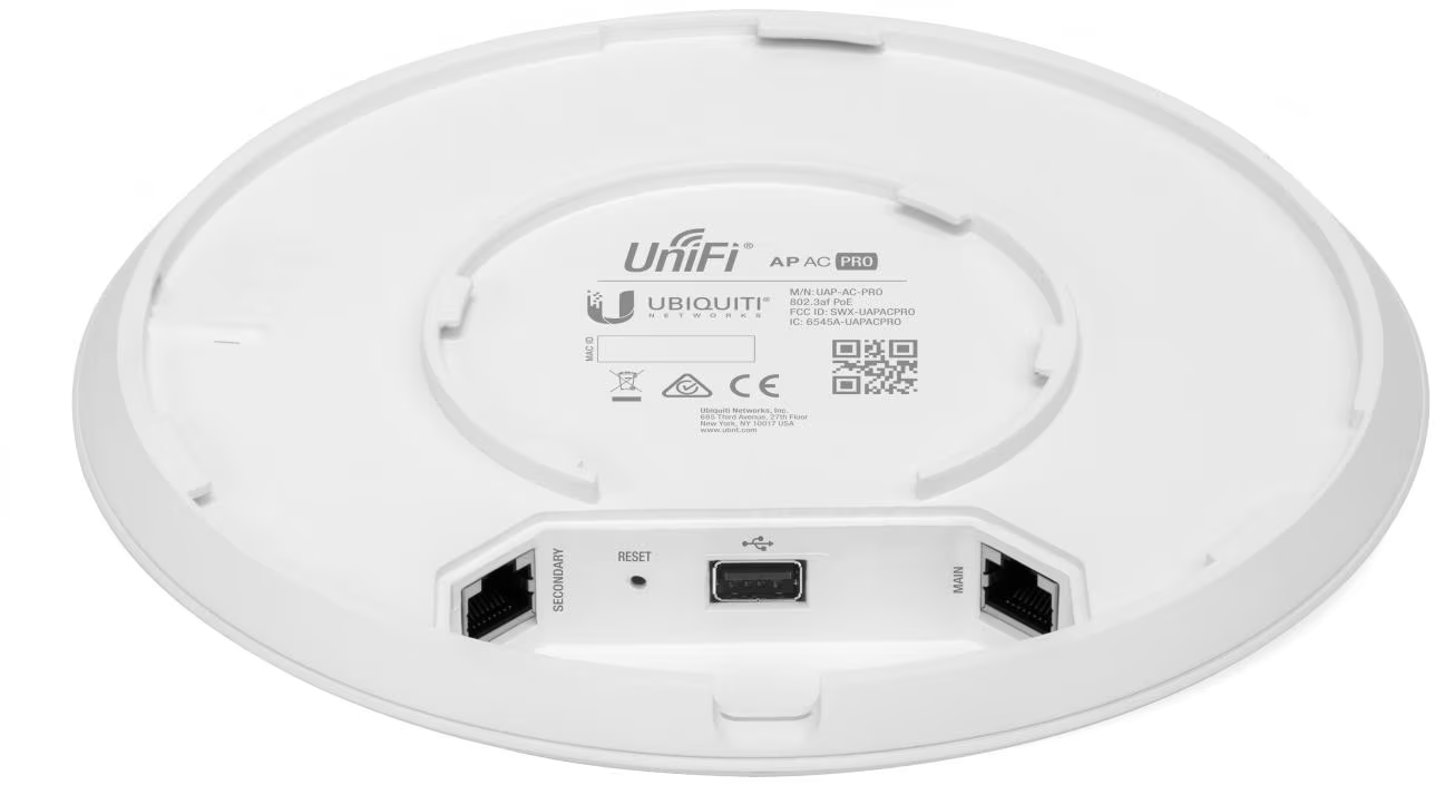Dessous d'un Unifi AP AC Pro blanc avec ports et étiquettes.