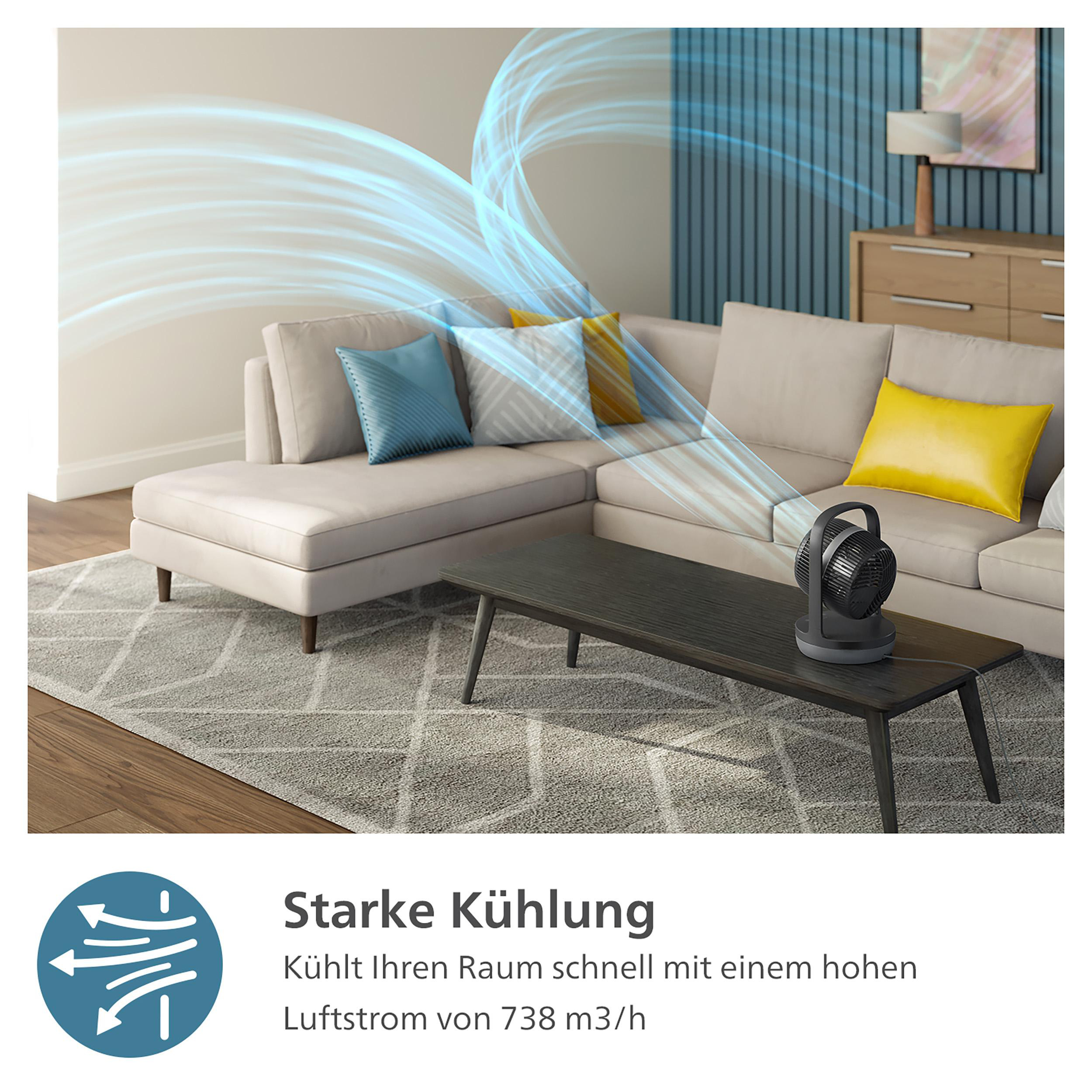 Ein Wohnzimmer mit einem Ventilator auf einem Tisch und Text, der starke Kühlung bewirbt.