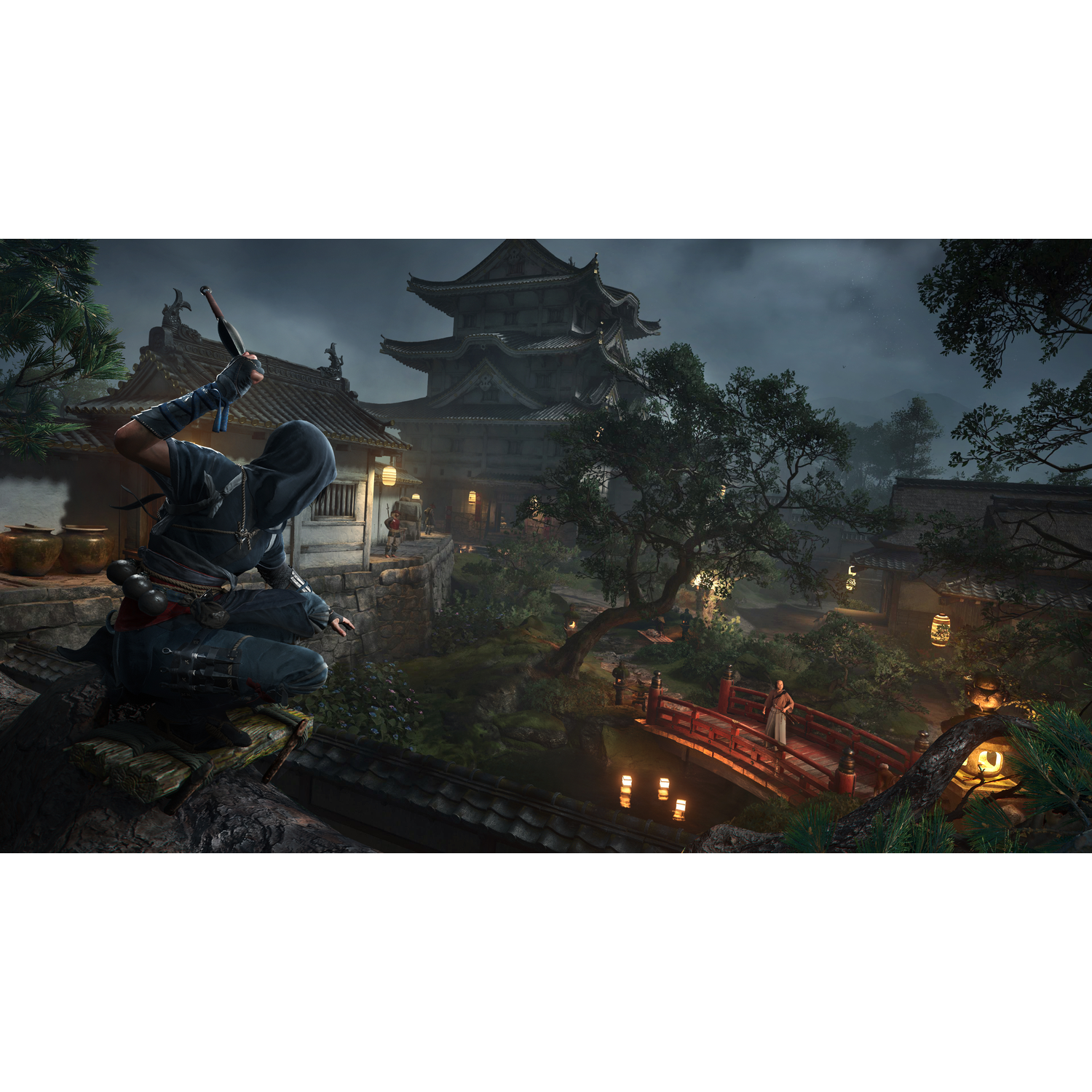 Een ninja-personage in een videogame, gehurkt op een richel, met uitzicht op een Japans dorp.