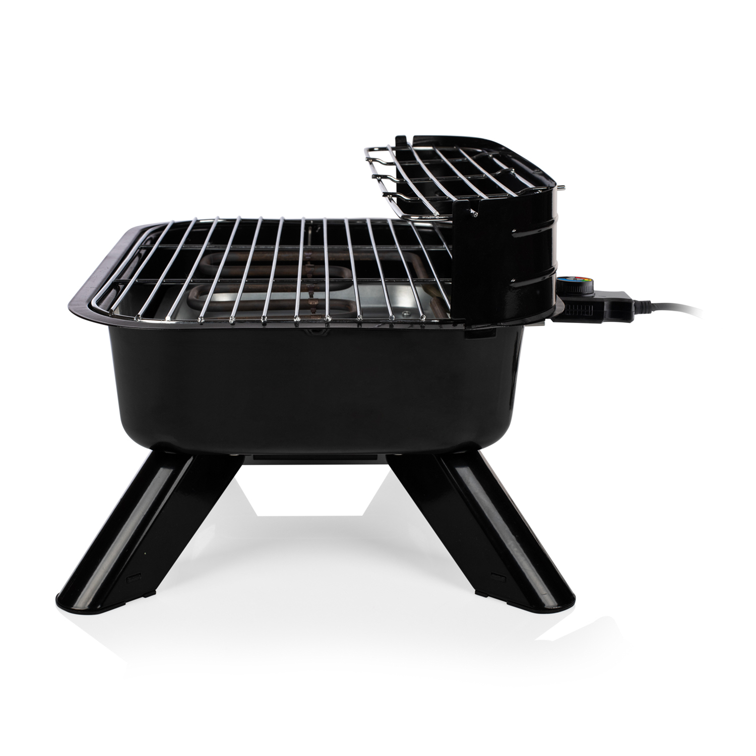 Griglia elettrica nera con coperchio aperto, griglie metalliche e gambe su sfondo bianco.