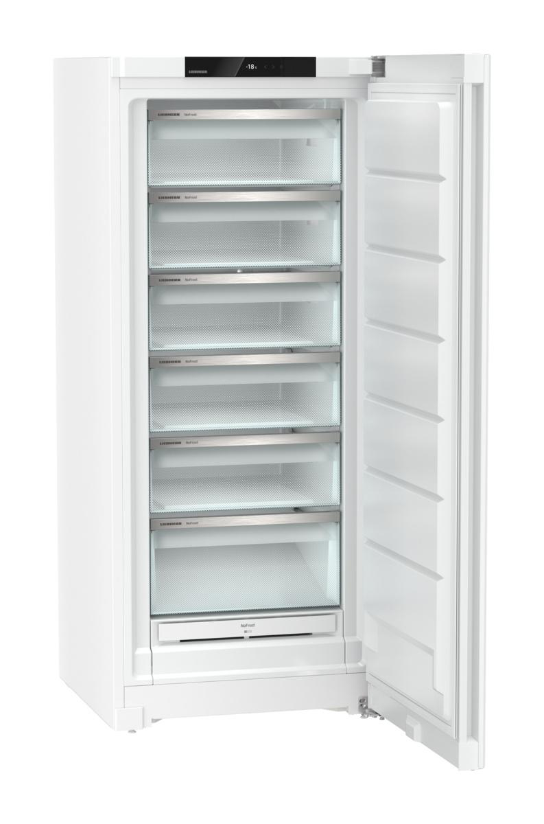 Weißer Kühlschrank mit offener Tür, die Regale und Inhalte zeigt.