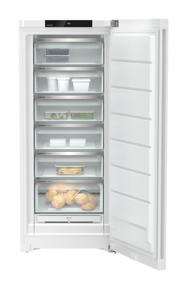 Weißer Kühlschrank mit offener Tür, zeigt Regale mit Lebensmitteln.