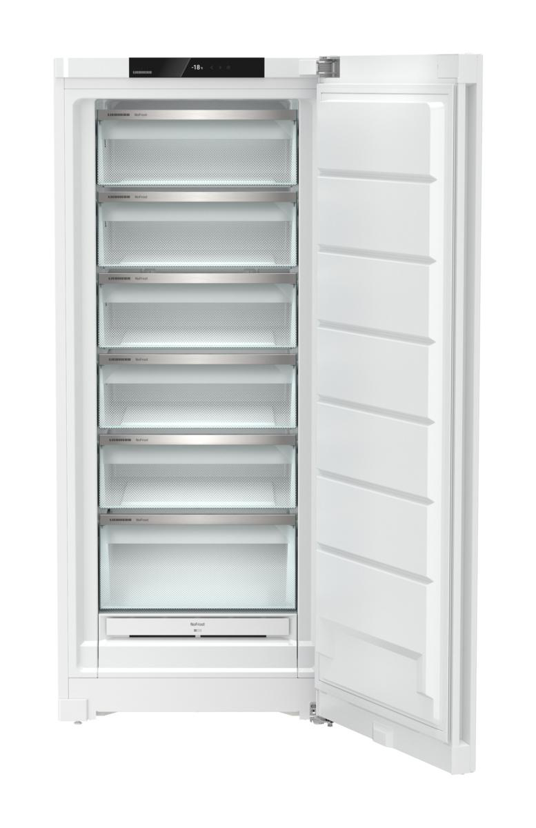 Weißer Kühlschrank mit geöffneter Tür, zeigt mehrere Glasschubladen.