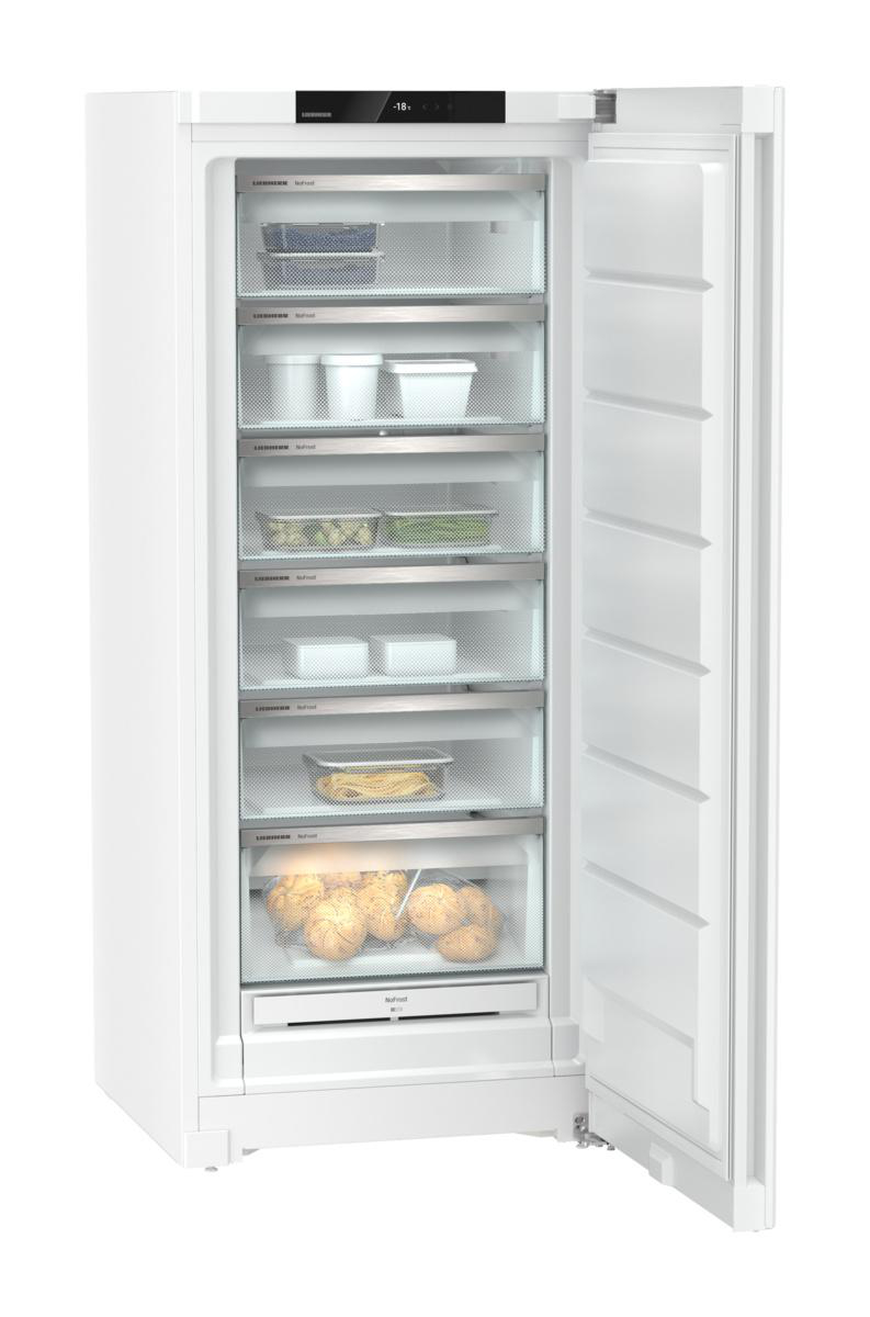 Ein weißer Kühlschrank mit offener Tür. Er hat Glasböden mit Lebensmitteln, weißer Hintergrund.